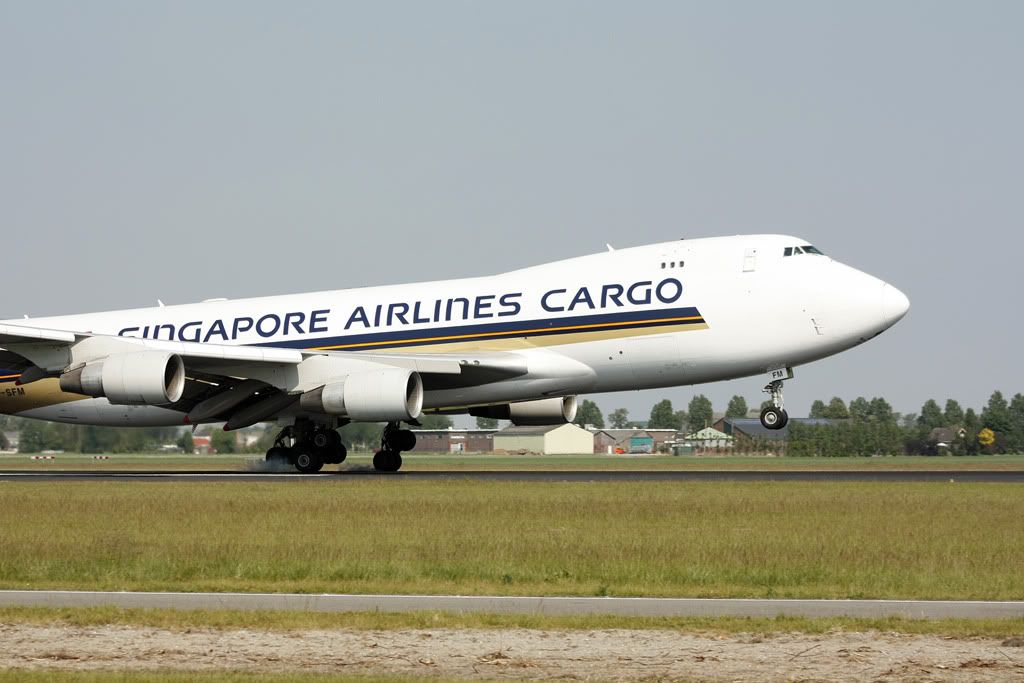 [img width=1024 height=683]http://i1195.photobucket.com/albums/aa400/Amsterdam_Schiphol/9V-SFMBoeing747-400FSingaporeAirlinesCargo_polderbaansmokenose.jpg[/img]