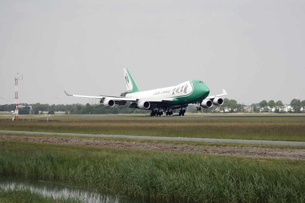 [img width=1024 height=683]http://i1195.photobucket.com/albums/aa400/Amsterdam_Schiphol/B-2421Boeing747-400FJadeCargo_smoke.jpg[/img]