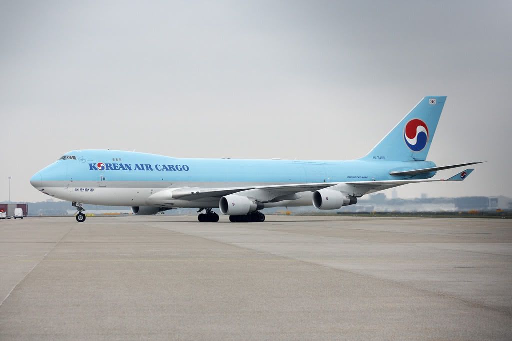 [img width=1024 height=683]http://i1195.photobucket.com/albums/aa400/Amsterdam_Schiphol/Foreign/HL7499Boeing747-400KoreanAirCargo_Toekanwegside.jpg[/img]
