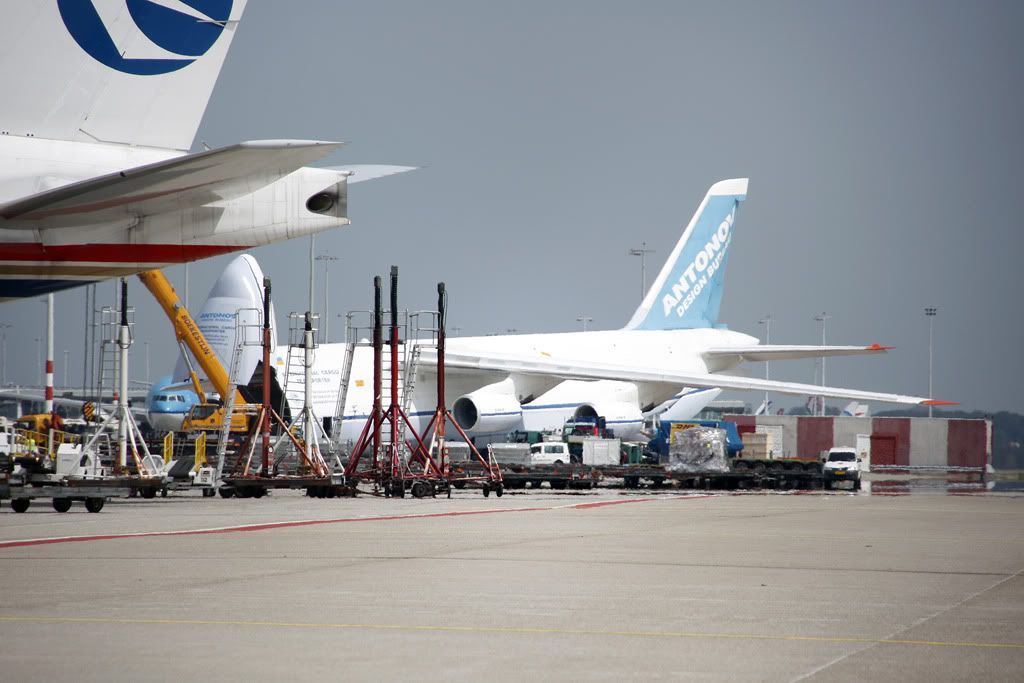 [img width=1024 height=683]http://i1195.photobucket.com/albums/aa400/Amsterdam_Schiphol/Summer%202011/Antonovplatform.jpg[/img]